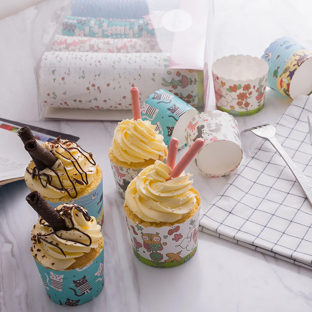 Magic Kitchen Baking muffin paper cup,Resist high temperature, Easy to release, small and Medium, 100 pieces