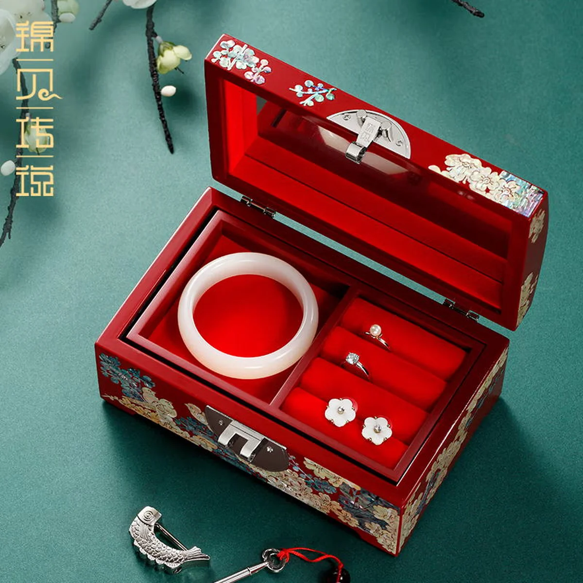 【中国直邮，时效8-20天】锦贝传说螺钿漆器珠宝实木双层首饰盒结婚精致礼物收纳嫁妆 喜鹊登梅【红绒布底-鱼锁】
