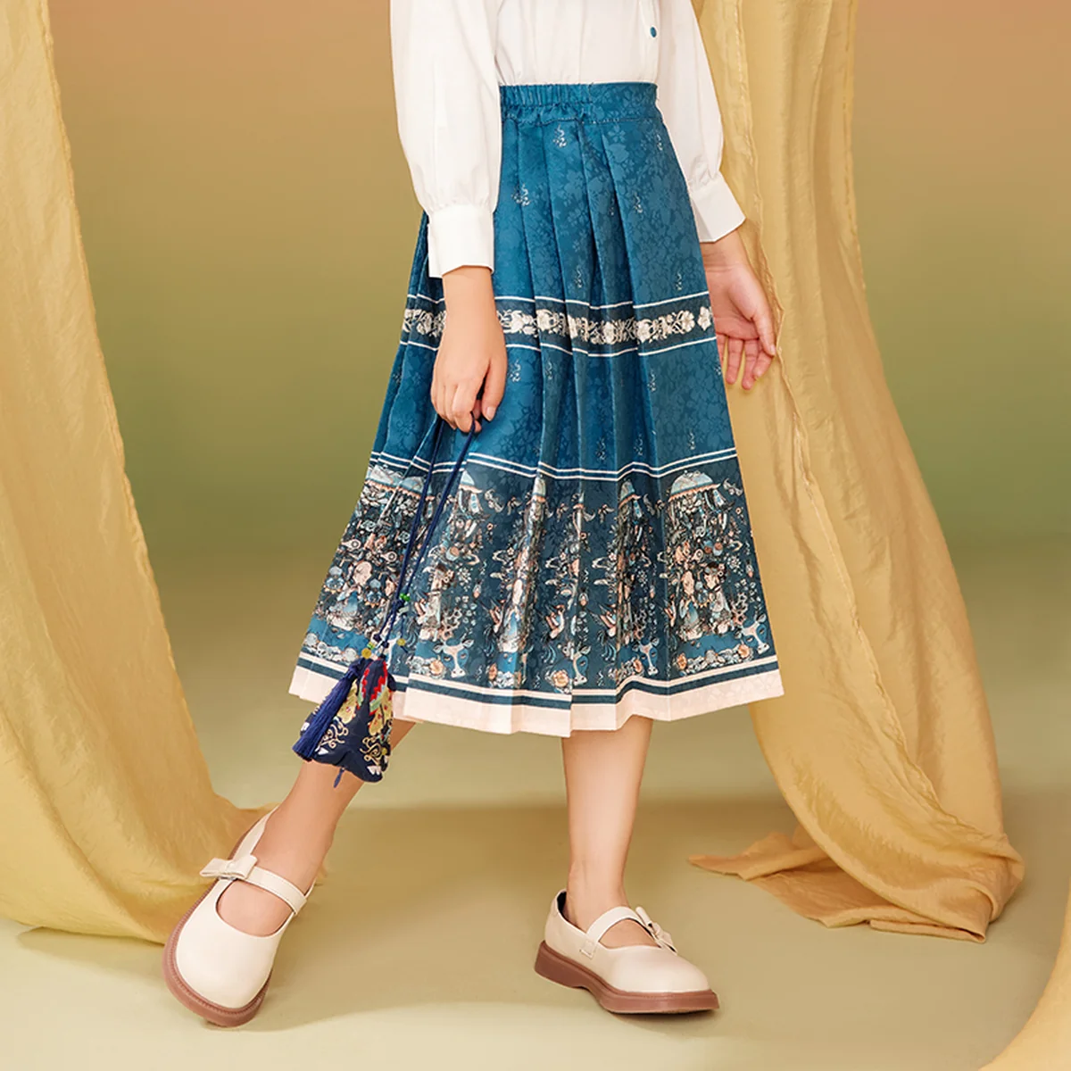 【China Direct Shipping, 10-15 days】Year's Clothing Line Cloud Painting Theatre Horse Face Dress Mother and Daughter Parent and Child Positioning Printing Patterns Subtlety Three colours available