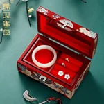 【中国直邮，时效8-20天】锦贝传说螺钿漆器珠宝实木双层首饰盒结婚精致礼物收纳嫁妆 喜鹊登梅【红绒布底-鱼锁】