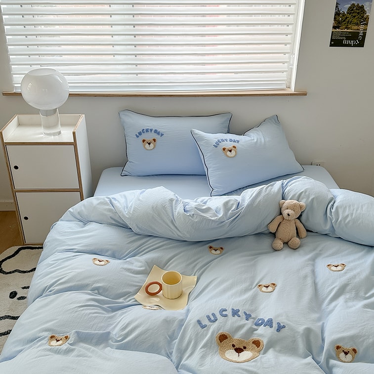 【中国直邮，时效6-10个工作日】Lullabuy 奶噗噗的小熊四件套四季居家床品套装床单被套枕套 天蓝色