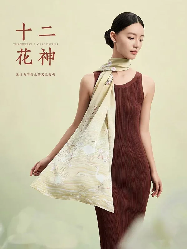 【中国直邮，时效8-20天】【联名款】万事利×故宫文化新款 真丝丝巾披肩桑蚕丝长巾十二花神赋-忆江南香槟色 175cm*50cm detail image 4