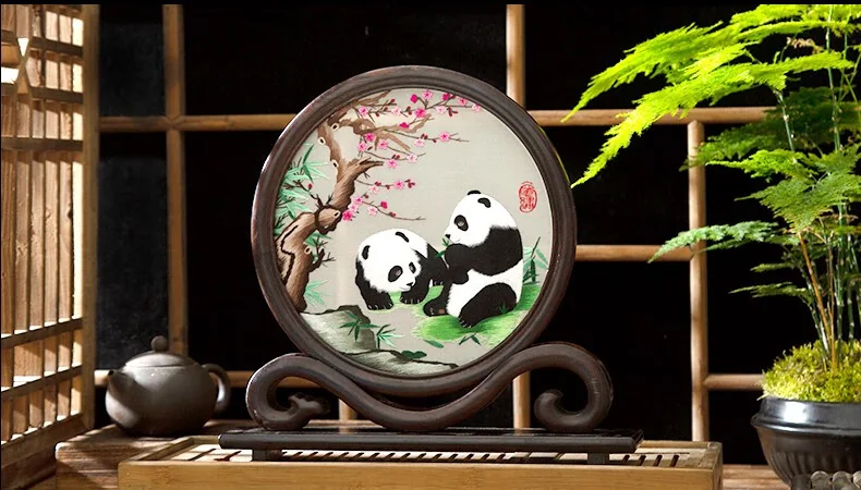 【中国直邮，时效8-20天】蜀中瑰宝 多个款式可选 蜀绣摆件中式摆件熊猫梅花锦鲤喜鹊  中国特色礼物送朋友送老外 detail image 18